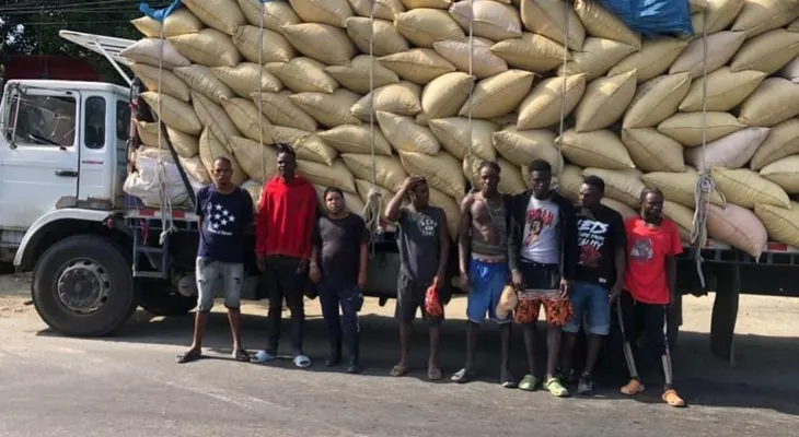 Detienen camión con indocumentados haitianos escondidos en sacos de arroz