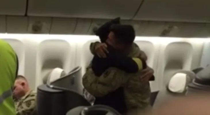 Padre sorprende a su hijo soldado en el vuelo de regreso a casa... era el piloto