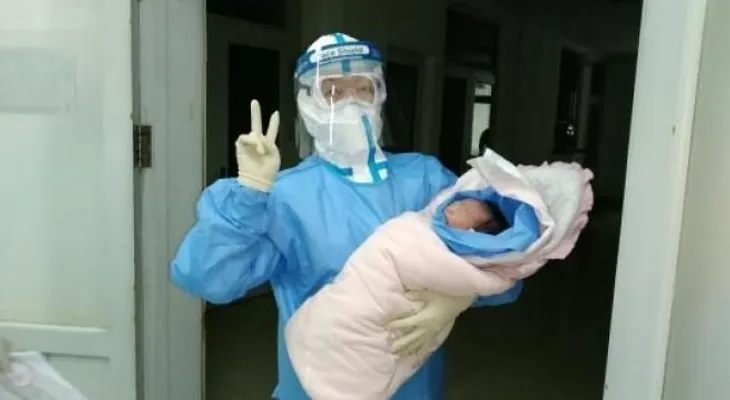 Una mujer con coronavirus da a luz bebé completamente sana