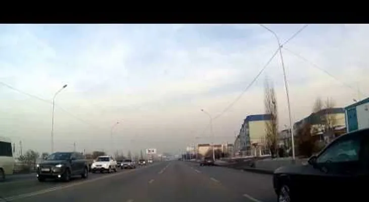 Un conductor saca pecho en la carretera y recibe su merecido