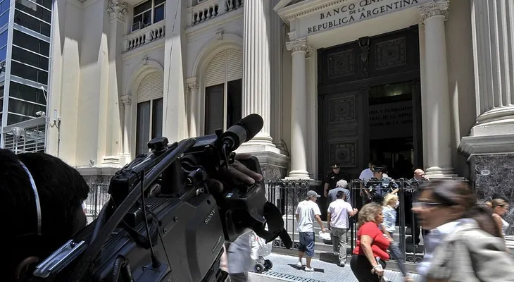 Sector bancario de Argentina levanta paro tras acordar aumento de salarios