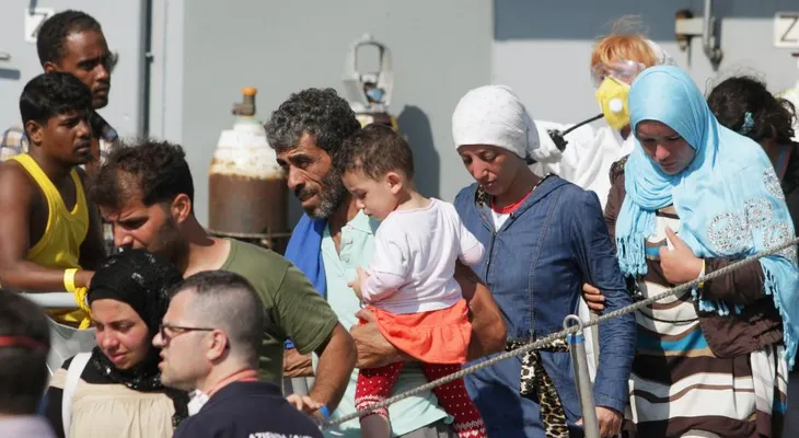 Miles de inmigrantes provinientes de Libia fueron rescatados en aguas del Mediterráneo