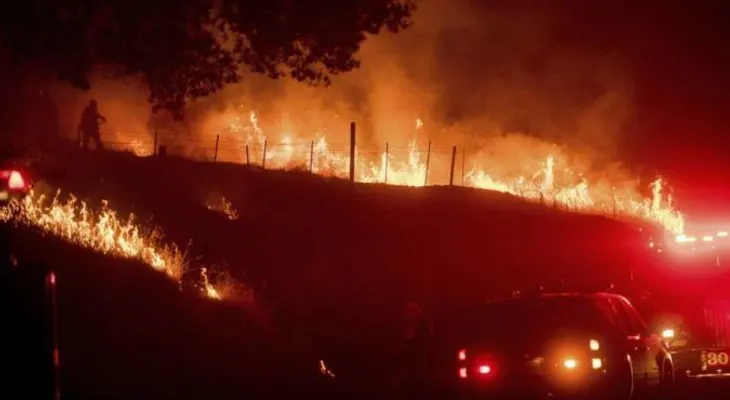  Incendio en California destruye ocho inmuebles, hay desalojos 