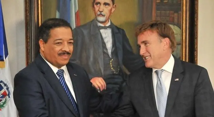 Brewster llama a los políticos a evitar dinero del narco 