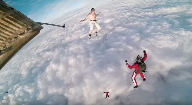 Un deportista extremo bota su paracaídas... y salta a 4.000 metros