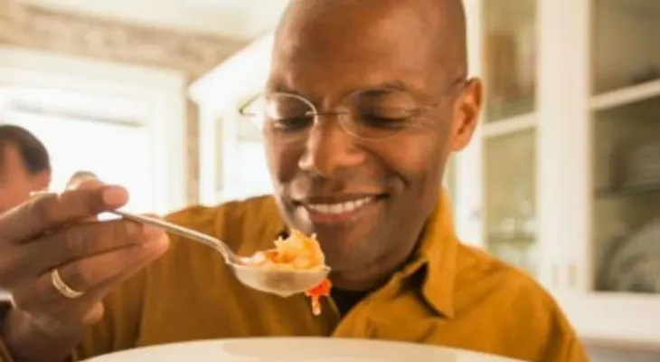 Comer mucho y luego pasar hambre puede prolongar la vida