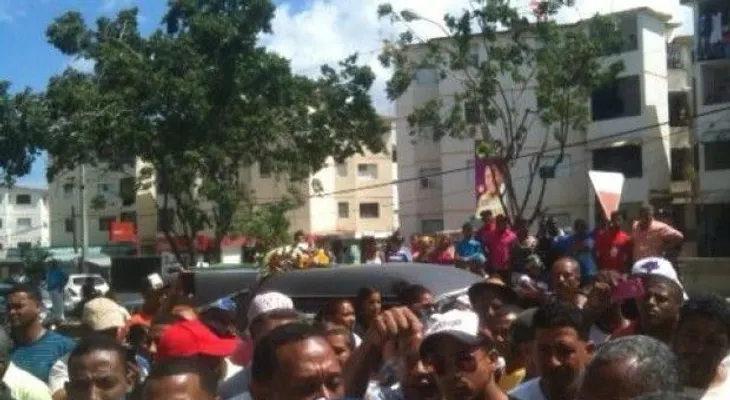 Multitud lleva muerto a destacamento en protesta por su asesinato