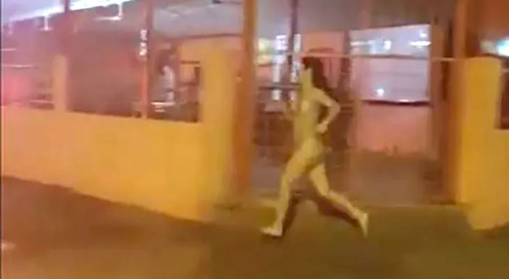 Corrió desnuda por las calles de Paragual detrás de su novio que le robó su celular 