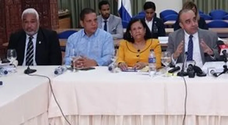 Comisión Bicameral aprueba elevar a un 40% la cuota femenina 
