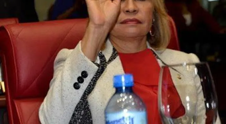 "Las botellas de agua dan para todos. Para María, para Pedro, para Laura?HASTA PARA SONIA", dice publicidad de un supermercado