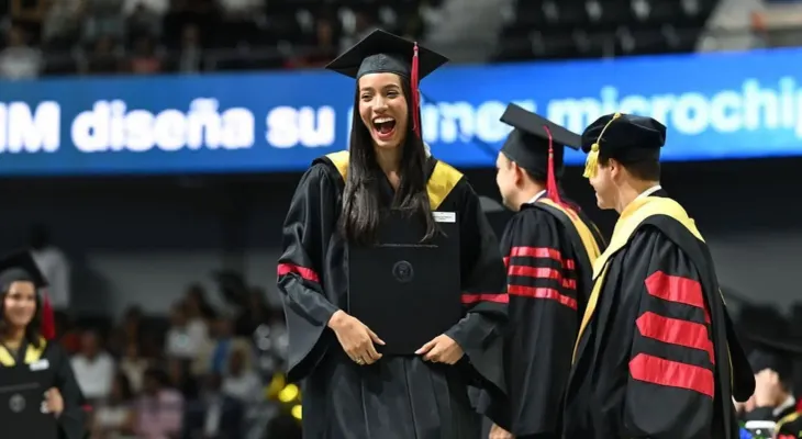 PUCMM gradúa 953 profesionales y pide políticas educativas más allá de los ciclos políticos