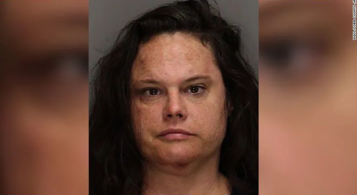 Detienen a una mujer por exhibicionismo en un restaurante Waffle House