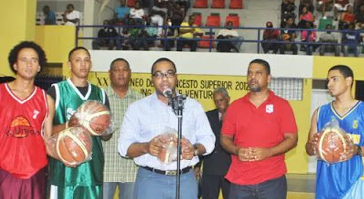 Víctor Mateo hace donativo a la Pastoral Juvenil para campamento de verano