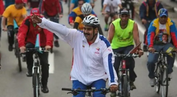 Maduro acusa de racismo a quienes se ríen de su caída en bicicleta