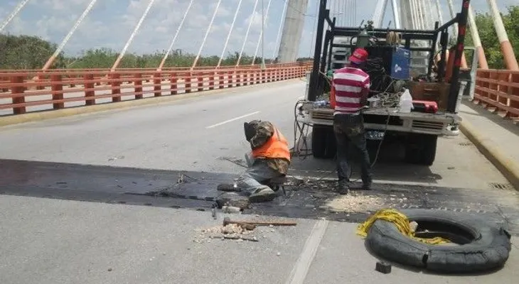 Obras Públicas realiza trabajos de bacheo y limpieza en carreteras
