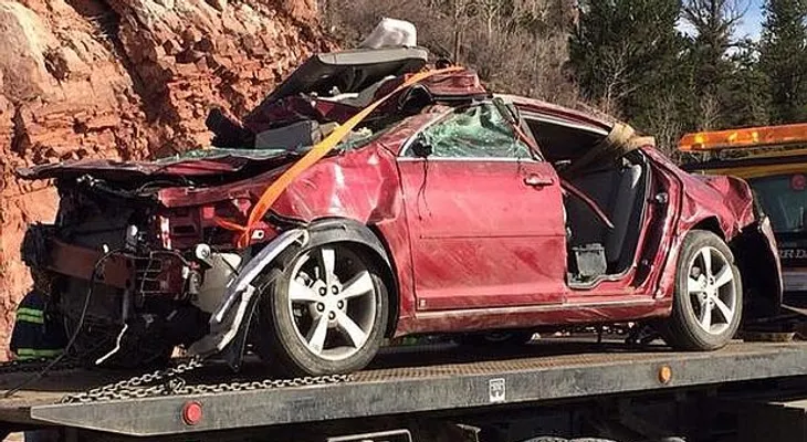 Mujer sobrevive 5 días atrapada en su auto