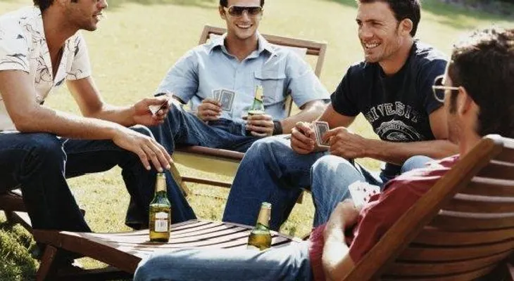 Hombres necesitan salir con amigos dos veces por semana por su salud