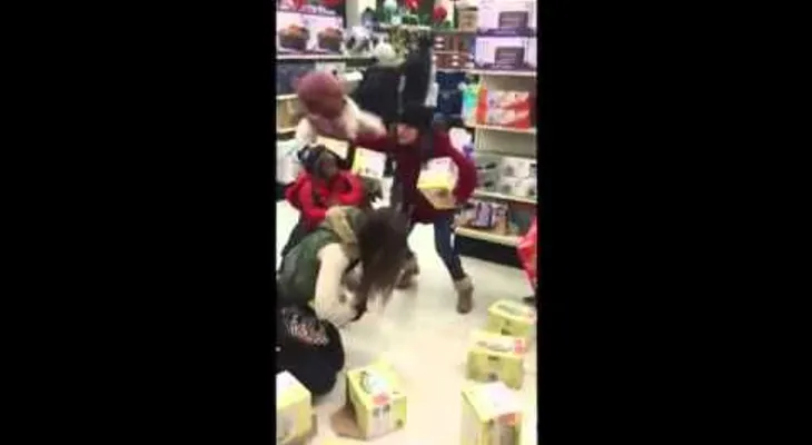 Consumir hasta morir: así celebran el Black Friday 2015 (VIDEO)