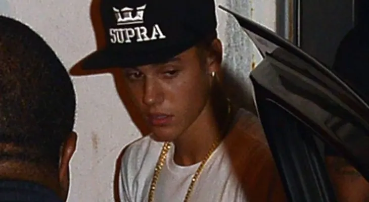 Golpean a Justin Bieber en club nocturno de Canadá