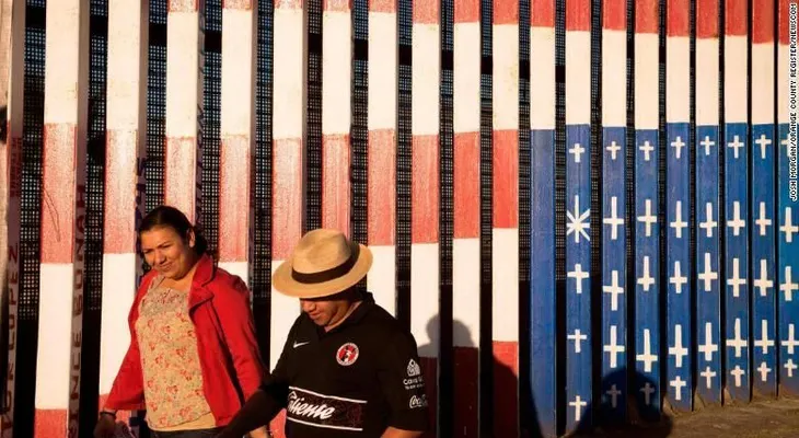 Veteranos deportados ayudaron a pintar esta bandera de EE.UU. invertida en la frontera. ¿Tendrán que quitarla?