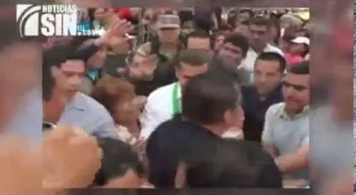 Multitud lanza arena y llama corrupto al presidente de Perú