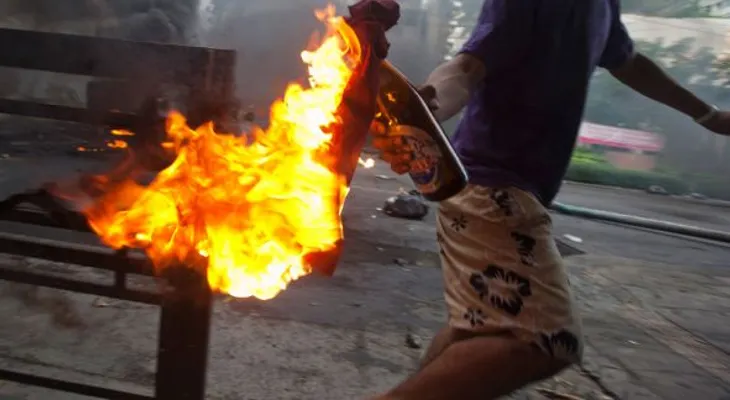 Adolescente detona bomba molotov y compañero resultó herido