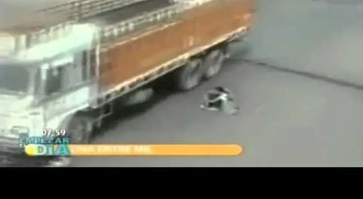 Video: un mecánico se salvó de ser atropellado por un camión de milagro