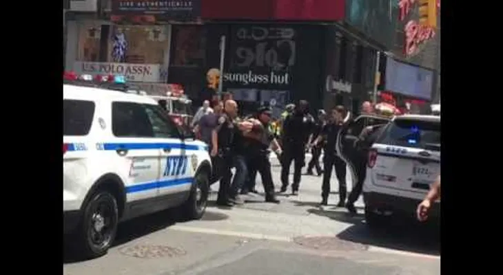 Hombre que chocó en Times Square admite consumió marihuana a policías de NY 