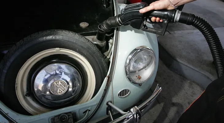 La gasolina en Estados Unidos a casi un dólar por galón