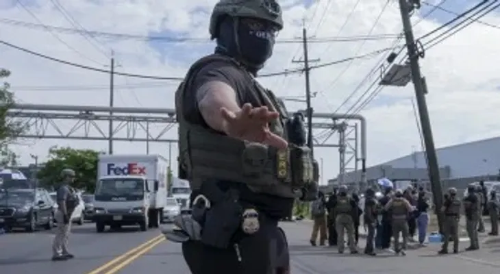 Demócratas y activistas condenan plan de EE. UU. para comprar guantes eléctricos para el ICE