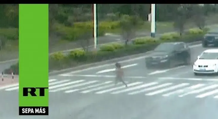 Una mujer es atropellada por dos autos al intentar cruzar con luz roja