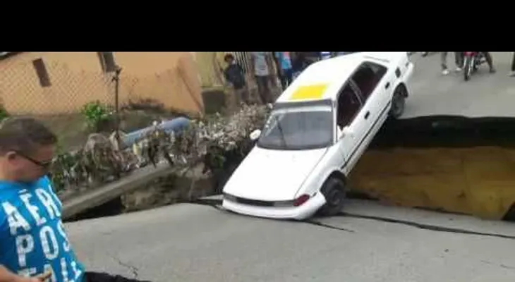 Se derrumba puente en Los Guaricanos (VIDEO)