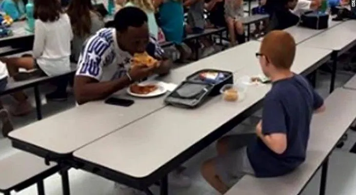 La historia detrás de la conmovedora foto viral de un deportista universitario y un niño autista