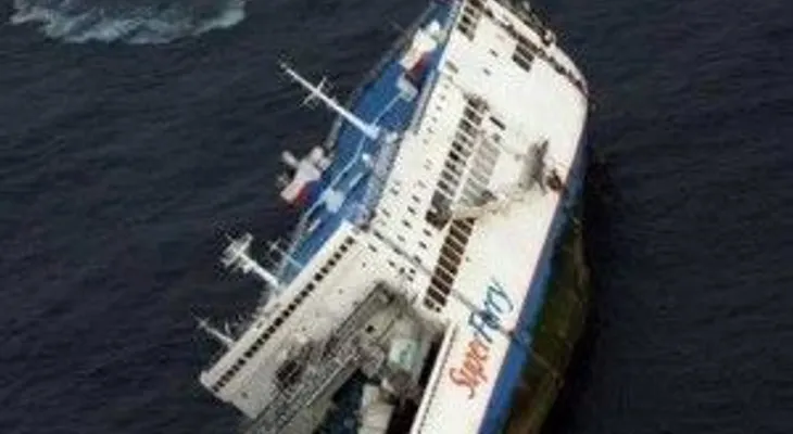 17 muertos y 570 supervivientes al chocar ferry con carguero en Filipinas 
