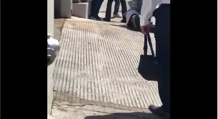 Dos hombres se enfrascan en una pelea, tras un accidente, y un AMET busca separarlo 