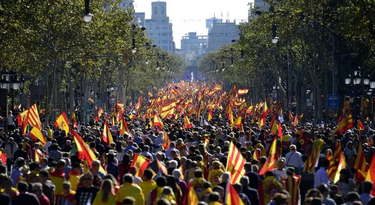 Multitudinaria marcha en Barcelona a favor de la unidad de España