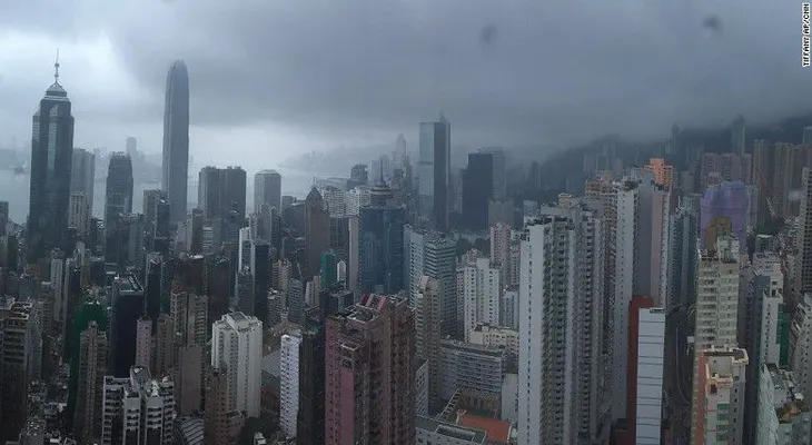 Hong Kong, empapado pero seguro tras el paso del tifón 'Nida'