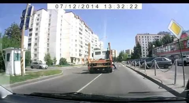 Un camión pasa por encima de una chica rusa y ella sobrevive