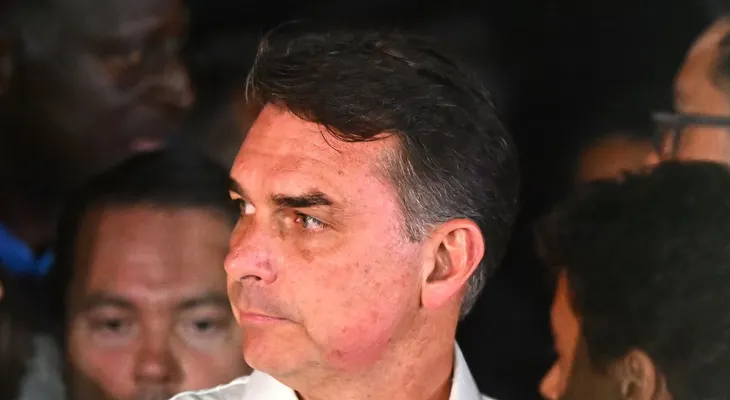 Flávio Bolsonaro denuncia que la Justicia le retiró el pasaporte y le impide salir de Brasil