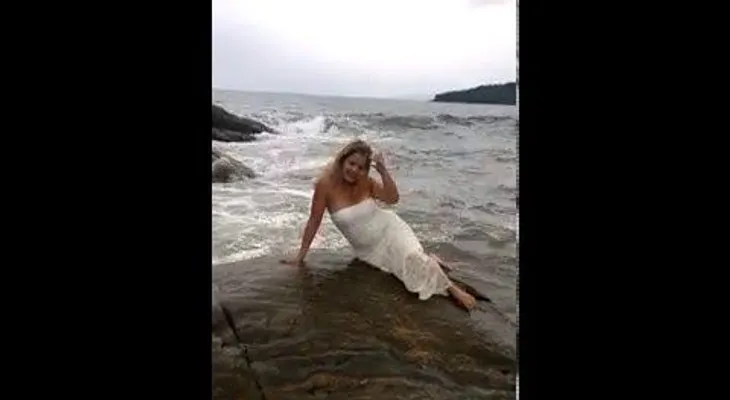 Posaba como sirena para un VIDEO y ocurre sorpresivo desastre?