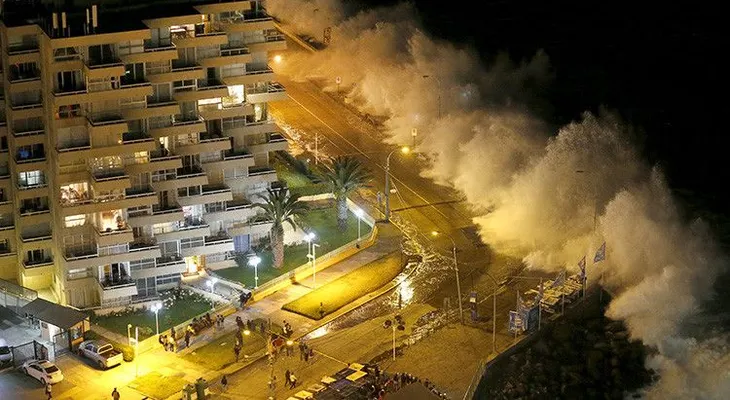 Monstruosas olas arrasan las costas de Chile engullendo todo a su paso (VIDEO)