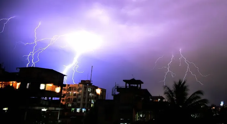 Al menos 90 personas mueren por impacto de rayos en India