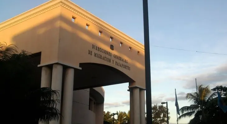 Decenas acuden a sede de Migración para registrarse en sistema de control
