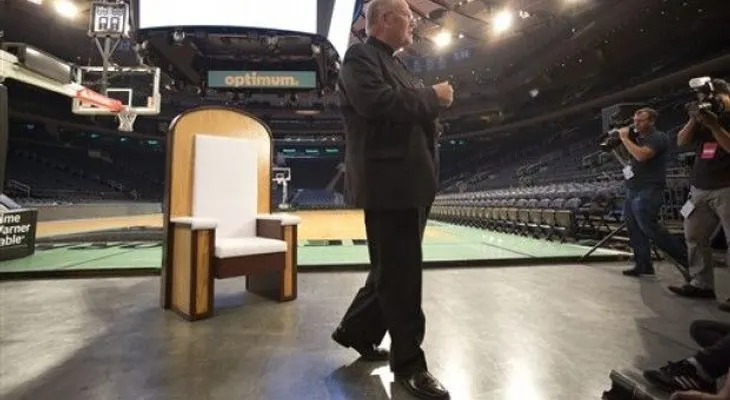 Silla del papa hecha por hispanos llega a Madison Square