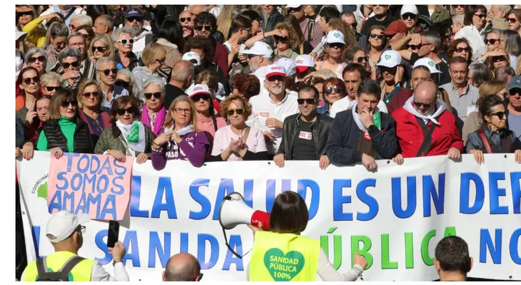 Miles protestan en Andalucía por la sanidad pública