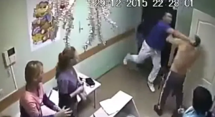 Insólito...inaudito: Mira como este doctor mata a un paciente (VIDEO)