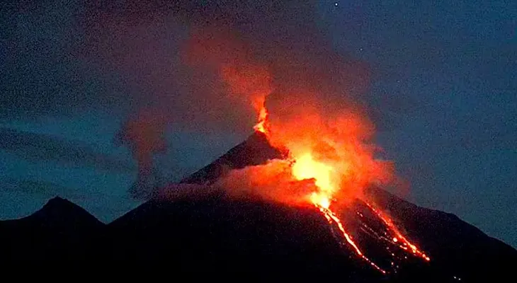 Evacuan comunidades por aumento de la actividad del volcán de Colima