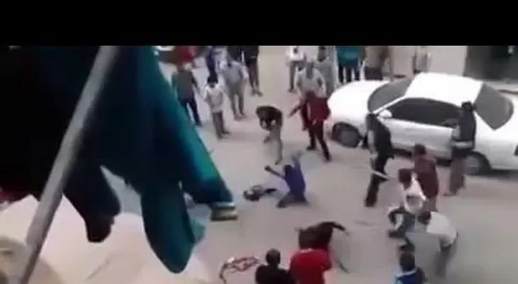 Un vecino salva a una mujer de su marido cuando intentaba decapitarla (VIDEO)