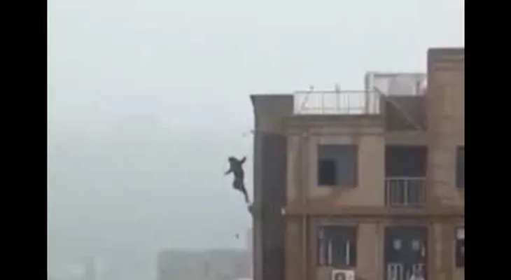 Selfie mortal que conmueve el mundo; resbaló de lo alto de un edificio. ADVERTENCIA: IMÁGENES EXPLÍCITAS. 