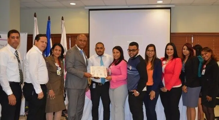 Hospital materno premia participantes en feria de valores